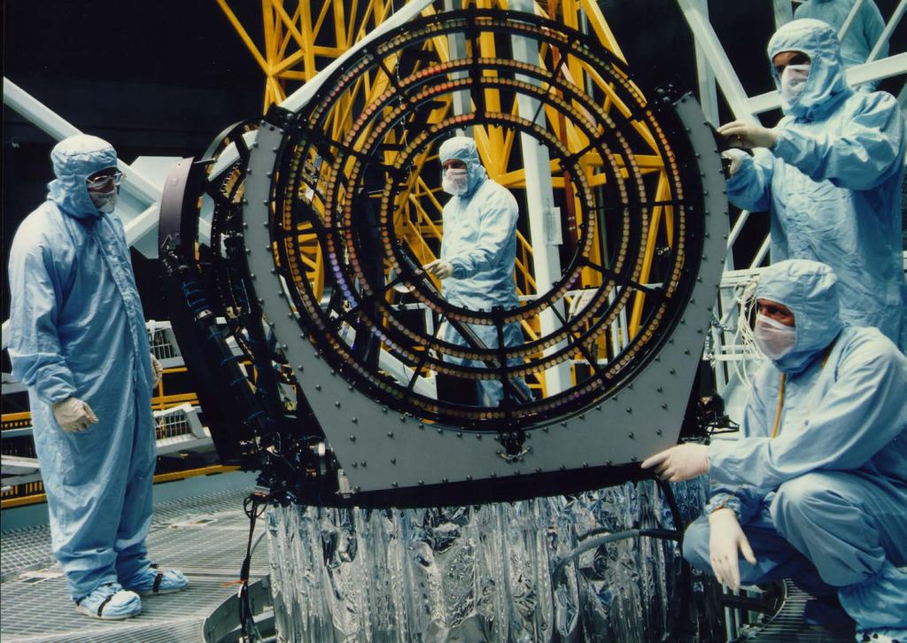 Jedna čajová lžička neutronové látky představuje sto milionů tun Enormní gravitace váže tyto kompaktní objekty pohromadě: mohou rotovat nepředstavitelnou rychlostí až tisíc otáček za sekundu, aniž by