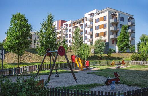 S postupem výstavby se však Čakovický park stal vyhledávanou oázou pro spokojený život i mladým párům bez dětí, lidem preferujícím život single nebo seniorům, kterým je uprostřed klidu zeleně skvěle.