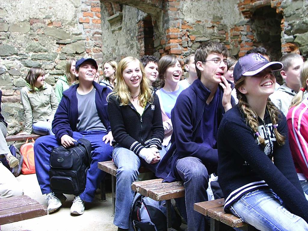 Nejmenovaní,, mistři házeli do jezírka na dně propasti groše a skupina sebevrahů se zvědavě nakláněla přes zábradlí.