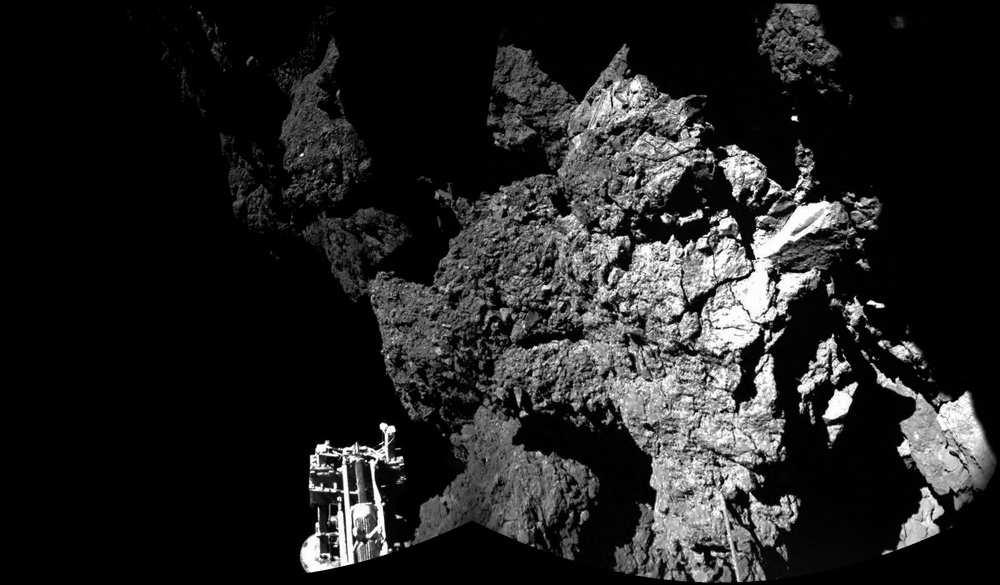 dvou snímků z kamery CIVA ukazuje místo finálního přistání. V levém dolním rohu je vidět jedna ze tří nohou Philae.