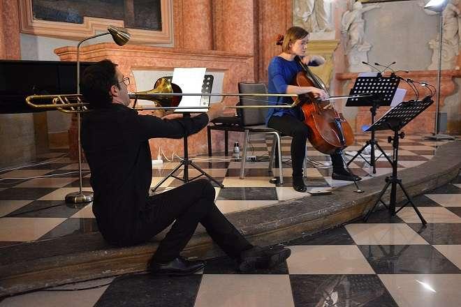 MusicOlomouc 2017 Two New Duo (zdroj MusicOlomouc / foto Petra Kožušníková) K zajímavým skladbám tohoto programu patřil úvodní choreografický duet Study for String Instrument #1, v němž se Simon