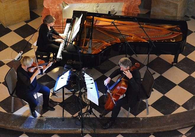 MusicOlomouc 2017 Phace Ensemble (zdroj MusicOlomouc / foto Petra Kožušníková) Bez těchto technických novot a přílišné expresivity se pak zcela obešla další premiéra festivalu, Last Piece (Mostly