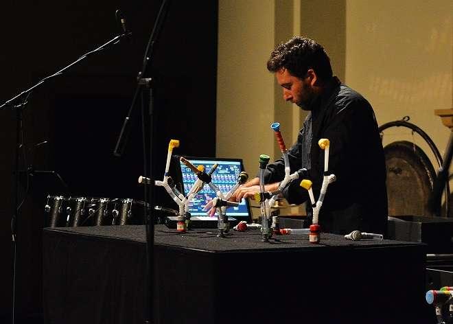 MusicOlomouc 2017 Roméo Monteiro (zdroj MusicOlomouc / foto Petra Kožušníková) Technologicky orientovaným završením festivalu byl závěrečný program představující Airmachine 2 vzduchový hudební