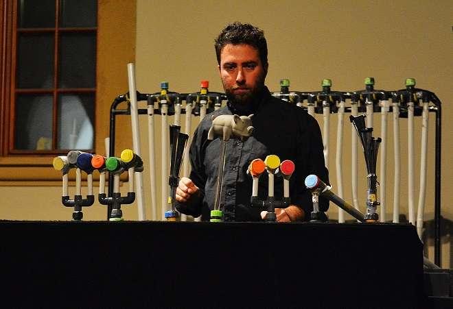 MusicOlomouc 2017 Roméo Monteiro (zdroj MusicOlomouc / foto Petra Kožušníková) Skladba Sinuous Voices pro komorní orchestr, kterou dirigoval sám autor, pak ujistila o Adámkově umění hudebně