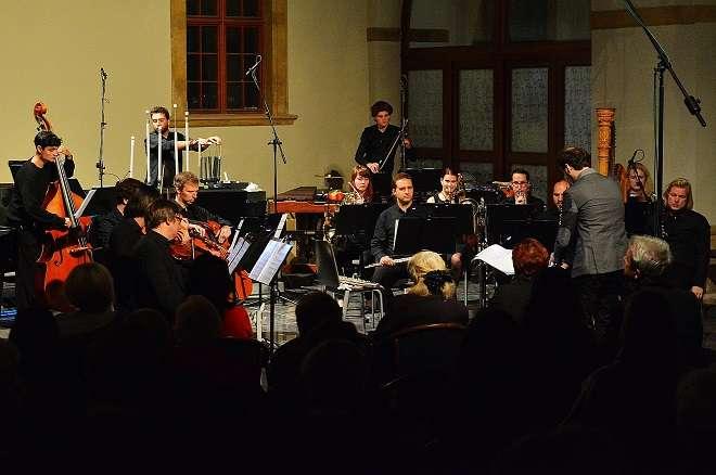 MusicOlomouc 2017 Prague Modern (zdroj MusicOlomouc / foto Petra Kožušníková) Produkce nové hudby si vždy musí pokládat otázku, nakolik se pouštět do avantgardních vod a nakolik spíše vsadit na