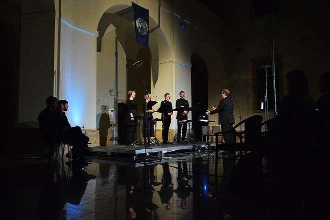 MusicOlomouc 2017 AuditivVokal Dresden (zdroj MusicOlomouc / foto Petra Kožušníková) Demokracie je základním pojmem i ve skladbě ReSearch.