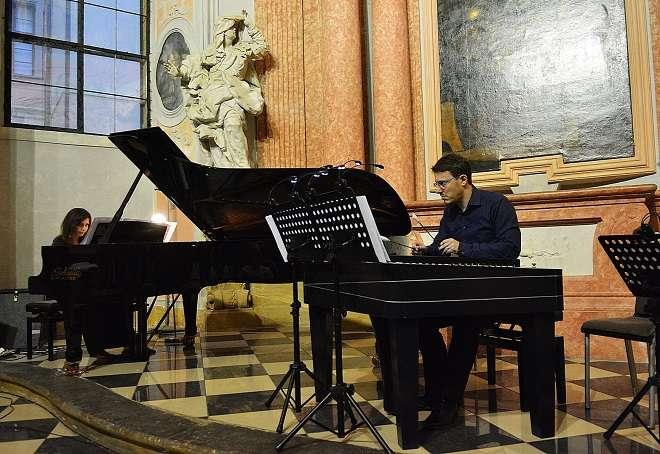 Premiérou večera byla prostorově koncipovaná skladba hláskopelní a špitocudní.