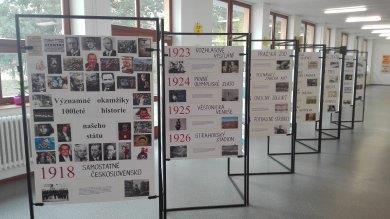 O výstavě ke stému výročí založení naší republiky ROZHOVOR S PANEM UČITELEM CHLOUPKEM 1. Jak dlouho Vám trvalo nachystat výstavu? Dohromady asi 1 měsíc, z toho 14 dní velmi intenzivní práce. 2.