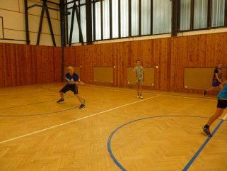 SPORTOVNÍ AKCE NAŠÍ ŠKOLY Na naší škole se během školního roku koná mnoho sportovních soutěží, např. přetahování lanem, vybíjená, přehazovaná, aerobik, florbal, běh do schodů a další.