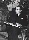 První kancléř Spolkové republiky Německo, jenž stál v čele nově zformovaného státu v letech 1949-63. Jádrem Adenauerovy zahraniční politiky bylo usmíření s Francií.