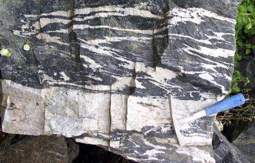 Přehled metamorfovaných hornin Migmatit - nejvyšší stupeň katazonální metamorfózy pelitické horniny - většinou tmavě šedé barvy,
