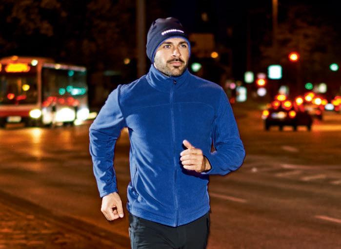 Vsadka 90 % polyester, 10 % elastan (LYCRA ). Vel. S 44/46 XL 56/58. 35 93 701 Kč 499,- 3 Bunda z pleteného fleecu Obzvlášť měkká, hřejivá a prodyšná. 100 % polyester.