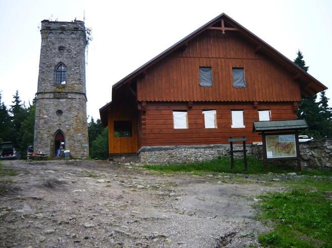 eu/cs/cyklobusy Tištěné jízdní řády: Regionální turistické informační centrum Krkonoše v budově radnice, www.krkonose.eu Čtyřsedačková lanovka z Herlíkovic na Žalý Vyvezte se přímo pod rozhlednu Žalý!