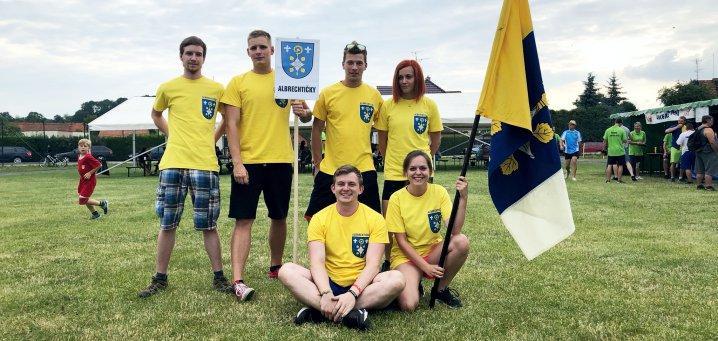 soutìila vechna drustva najednou. Co nejdelí vzdálenost ujet na jízdním kole bylo úkolem dalí soutìe nazvané Na kole dole.