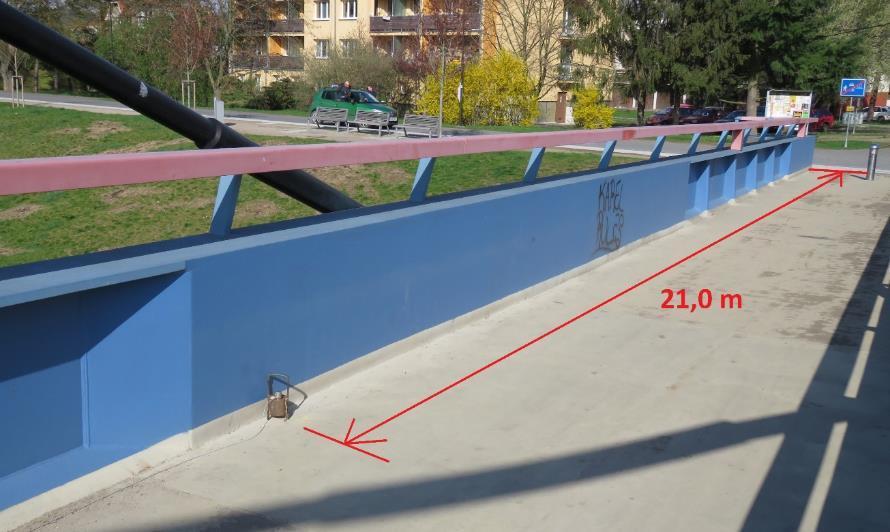 Bylo měřeno čtyřmi snímači zrychlení přichycenými magnetem na ocelová závaží položená na mostovce.