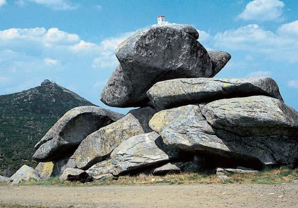 Královéhradecko Îulov skalní útvar TvaroÏník (322, m n. m.) na hfibetu Krkono. 222 TU 6 dosahuje 7 C, ve vegetaãním období 3 C.