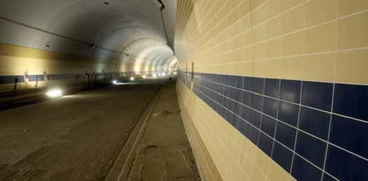 těžení profilu následovalo vyfrézování drážky pro napojení spodní rozpěrné desky na stěny tunelu.
