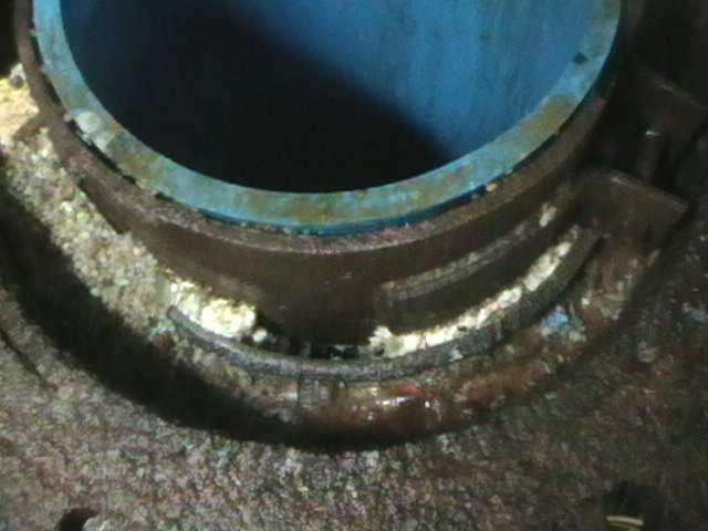 Těsnění vrtu Vrty se většinou těsní jílováním (granulovaný bentonit) nebo cementací. Cement nebo bentonit je materiál co se sype nebo lije do vrtu naposledy.