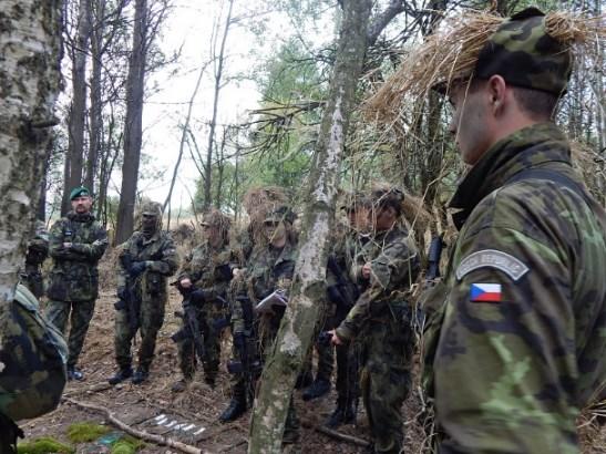 důstojník specialista OdVz mjr. Ing. Karel KYSELKA, který přítomné seznámil s historií školy, s průběhem a s podmínkami studia, s ubytováním, stravováním a s volnočasovými aktivitami na škole.