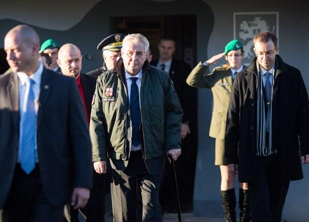 opevnění Pěchotního srubu K-S 14 U Cihelny"- položil květiny k pietnímu místu četaře Arnošta Hrada a poté si prohlédl část interiéru. Dále si prohlédl i nedaleko stojící chatu Vojenského muzea.