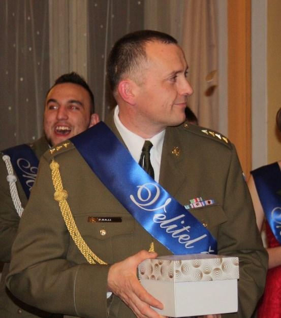I TAKHLE SE PĚSTUJÍ RAJJČATA Když se to narodilo, bylo to takové malé chlupaté bílé nic, napsal kdysi dávno jeden velmi známý klasik.