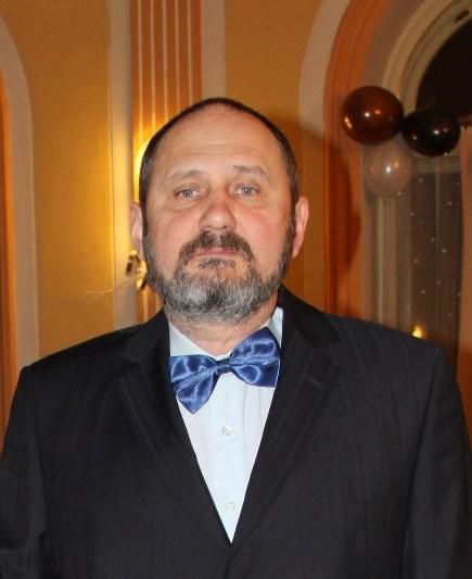 Armáda. Mnohými hýčkaná, mnohými zatracovaná, každodenní součást našeho života. Léta páně 2012 se hrstka rozjívených chlapců rozhodla tuto skutečnost prověřit na vlastní kůži.