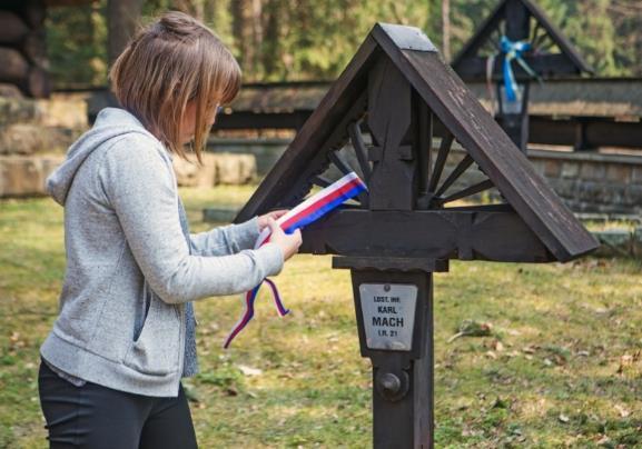 Nejdražší příteli, milý Karle Machu, snažím se zachytit Tvou tvář, avšak neustále mi proklouzává mezi prsty.