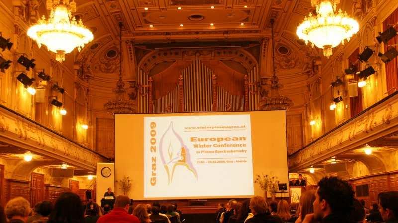 stihnou začátek navazující přednášky v sousedním sále. Na účastníky konference čekala porce 92 přednášek z čehož 15 bylo plenárních.