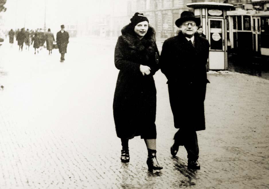 ředitelství), dole František Zavřel a Milada Pakůrová při