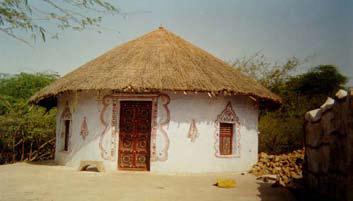 4 - Typical adobe houses in (a) the coastal area (b) the highland area A traditional adobe house that exhibits good seismic behavior is the bhonga type, typical of the Gujarat state in India.
