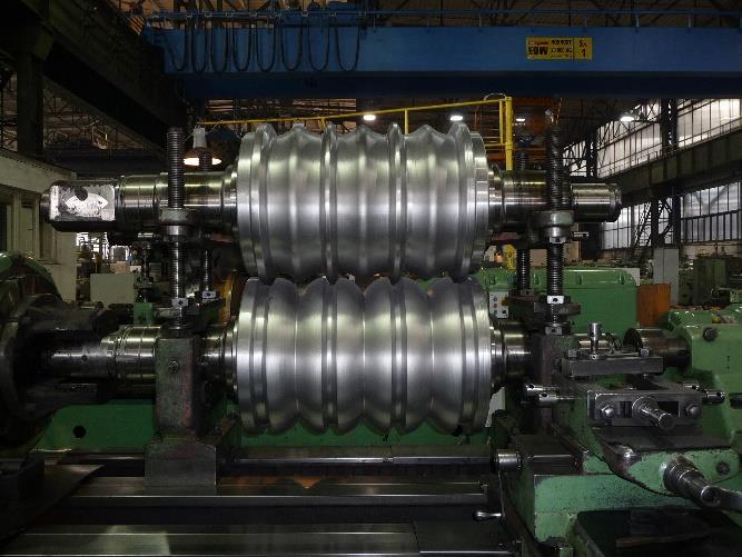 III. Kalibrované požívají se při válcování profilového materiálu Obr. 3.5 Kalibrované válce [29] Dle počtu válců I. Pouze pracovní válce 1. Duo k válcování jsou použity pouze dva pracovní válce (viz.