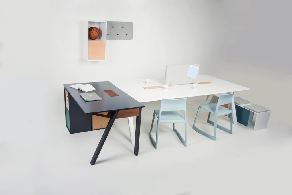 Kancelářské stoly Office desks Základní element kolekce "MOVE ME" představuje kancelářský stůl.