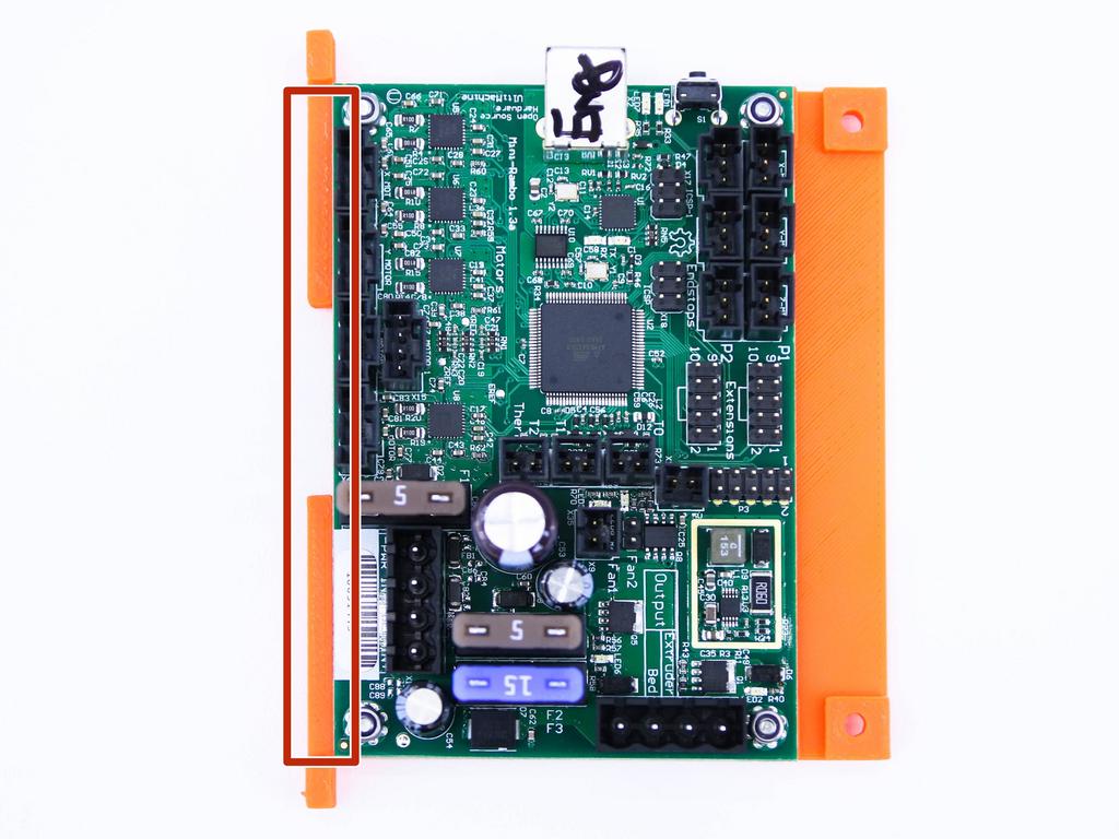 Step 3 Uchycení desky elektroniky ke krytu Uchyťte desku elektroniky k pravému krytu jako na
