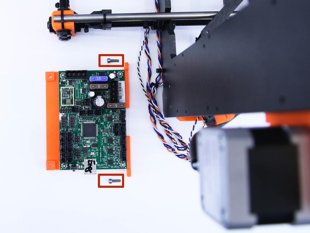 Všimněte si správné orientace desky elektroniky (konektory pro uchycení kabelů motorů jsou na