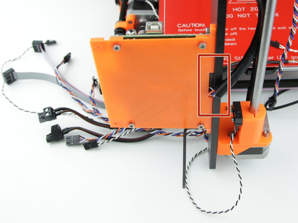 Step 5 Montáž krytu elektroniky na rám tiskárny Šrouby utáhněte 2.5mm imbusovým klíčem V rámu jsou připravené díry se závitem.