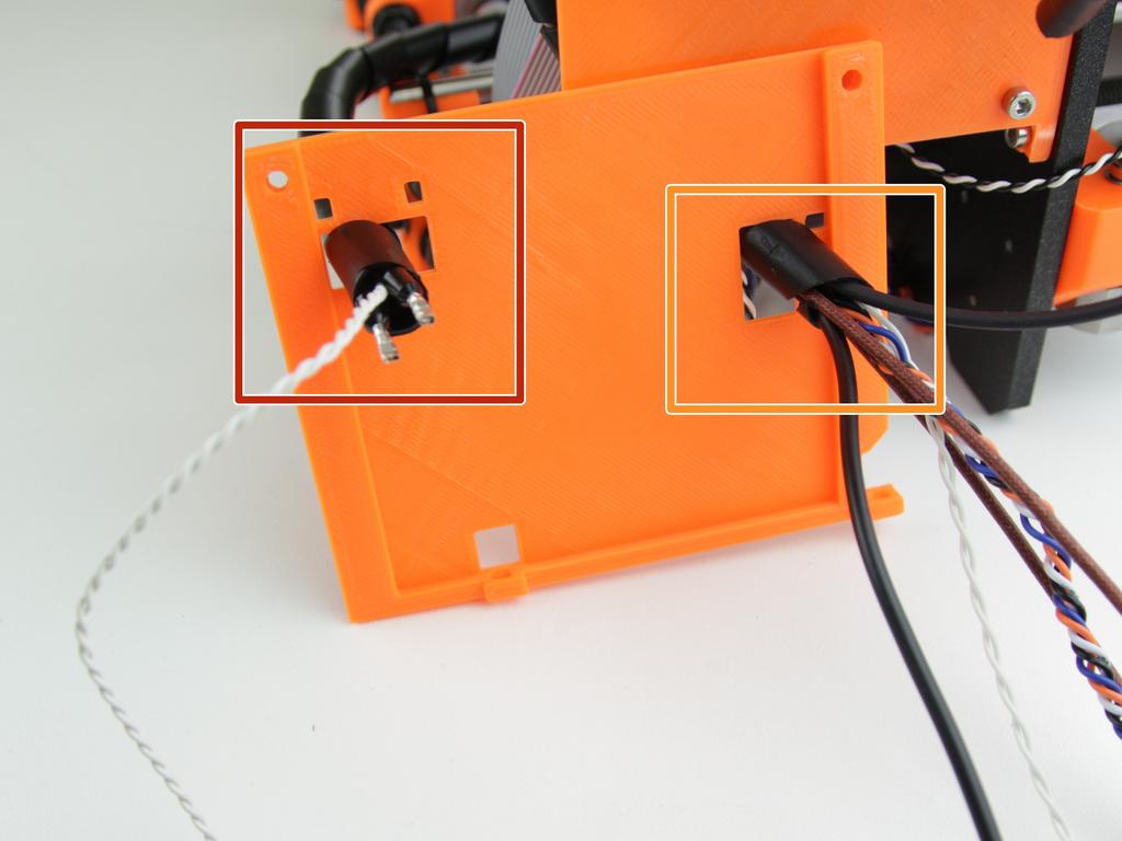 Step 9 Protažení kabelů extruderu a vyhřívané podložky Protáhněte kabely od vyhřívané podložky podle obrázku.
