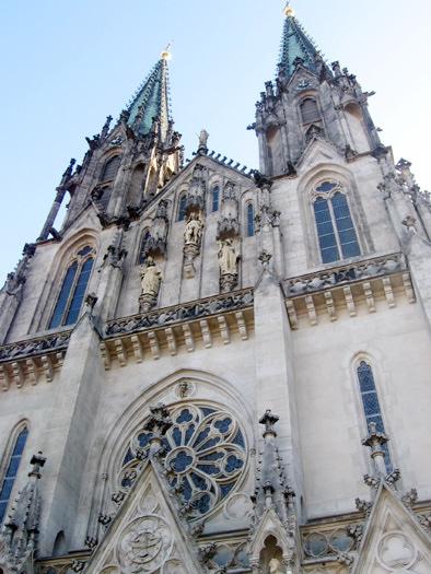 Jeho přednášky jsou velmi poutavé, pracuje s novými historickými poznatky. Doporučujeme mimo jiné pro pedagogy, studenty a všechny milovníky historie. V programu také zazpívá Schola Svébohov.