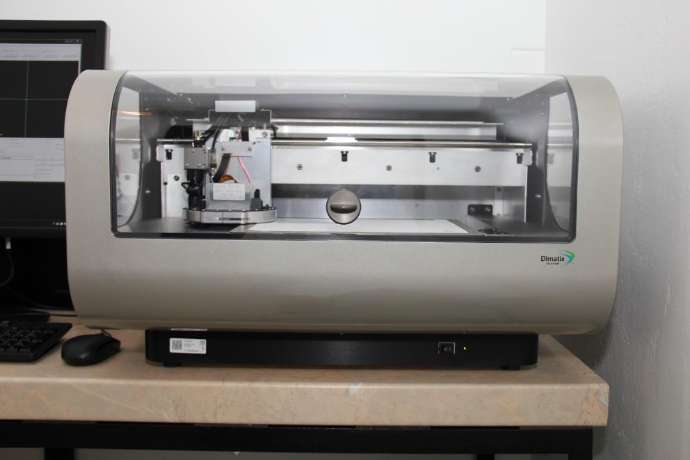 Praktická část 4 Praktická část K tisku všech struktur uvedených v této práci byla použita Inkjet tiskárna Fujifilm Dimatix DMP 2831, která je dostupná v laboratoři nanotechnologie na katedře