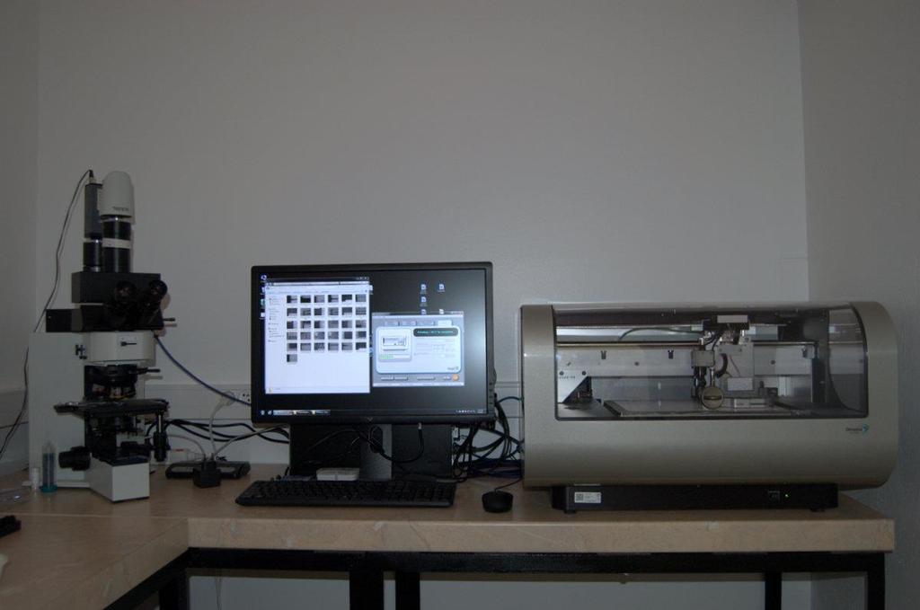 Vybavení laboratoře V této příloze jsou uvedeny fotografie vybavení laboratoře nanolitografie na katedře