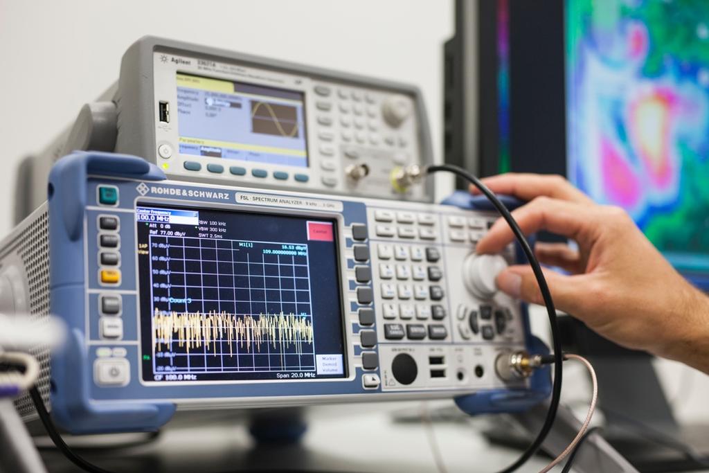 Spektrální a signálové analyzátory umožňují efektivní vyhodnocení fyzických komunikačních signálů Participující ústavy vložily do Centra SIX své výzkumné laboratoře.