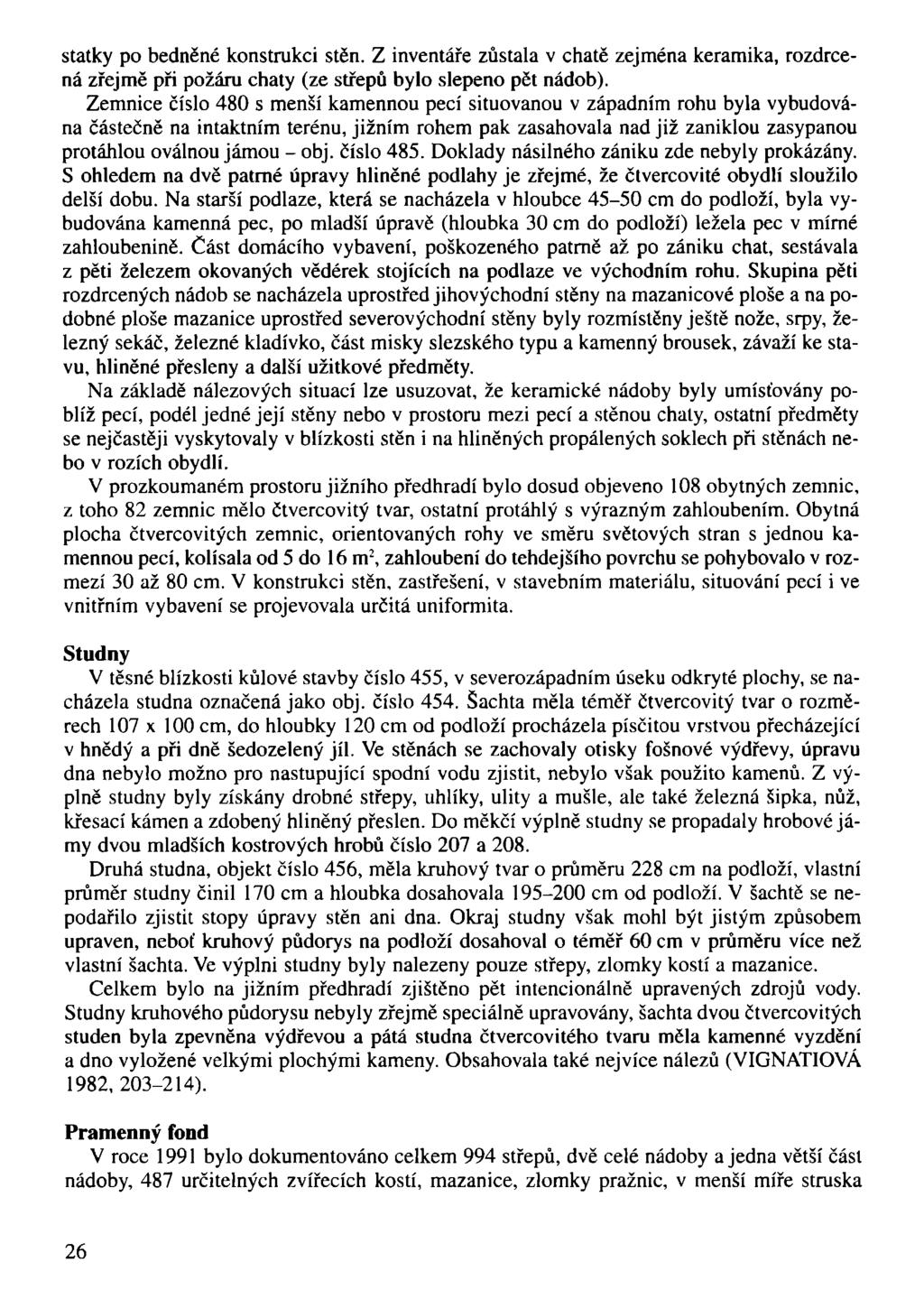 statky po bedněné konstrukci stěn. Z inventáře zůstala v chatě zejména keramika, rozdrcená zřejmě při požáru chaty (ze střepů bylo slepeno pět nádob).
