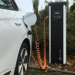 RFID, alebo smartfón/tablet 2x Mennekes Typ 2 zásuvka s výkonom až do 22 kw (44 kw pripojenie) Duálna stojanová AC stanica alt. 2 Dvojzásuvka 2x22 kw, RFID, Displej Duálna stanica.