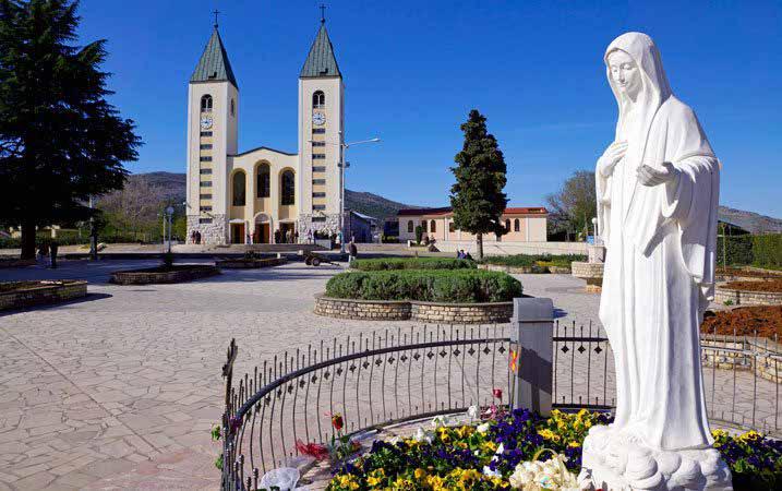 V Medžugorje bomo prispeli v petek popoldne, se vselili v sobe hotela»flowers«ter z molitvijo ob 17.00 začeli s predvidenim romarskim programom v Medžugorju. Ob 18.