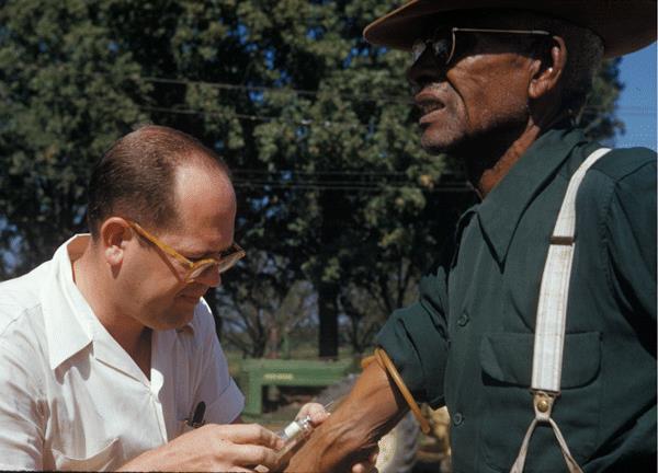 THE TUSKEGEE SYPHILIS STUDY lékaři tedy nechali tyto své pacienty z důvodu studie neléčeny do roku 1972