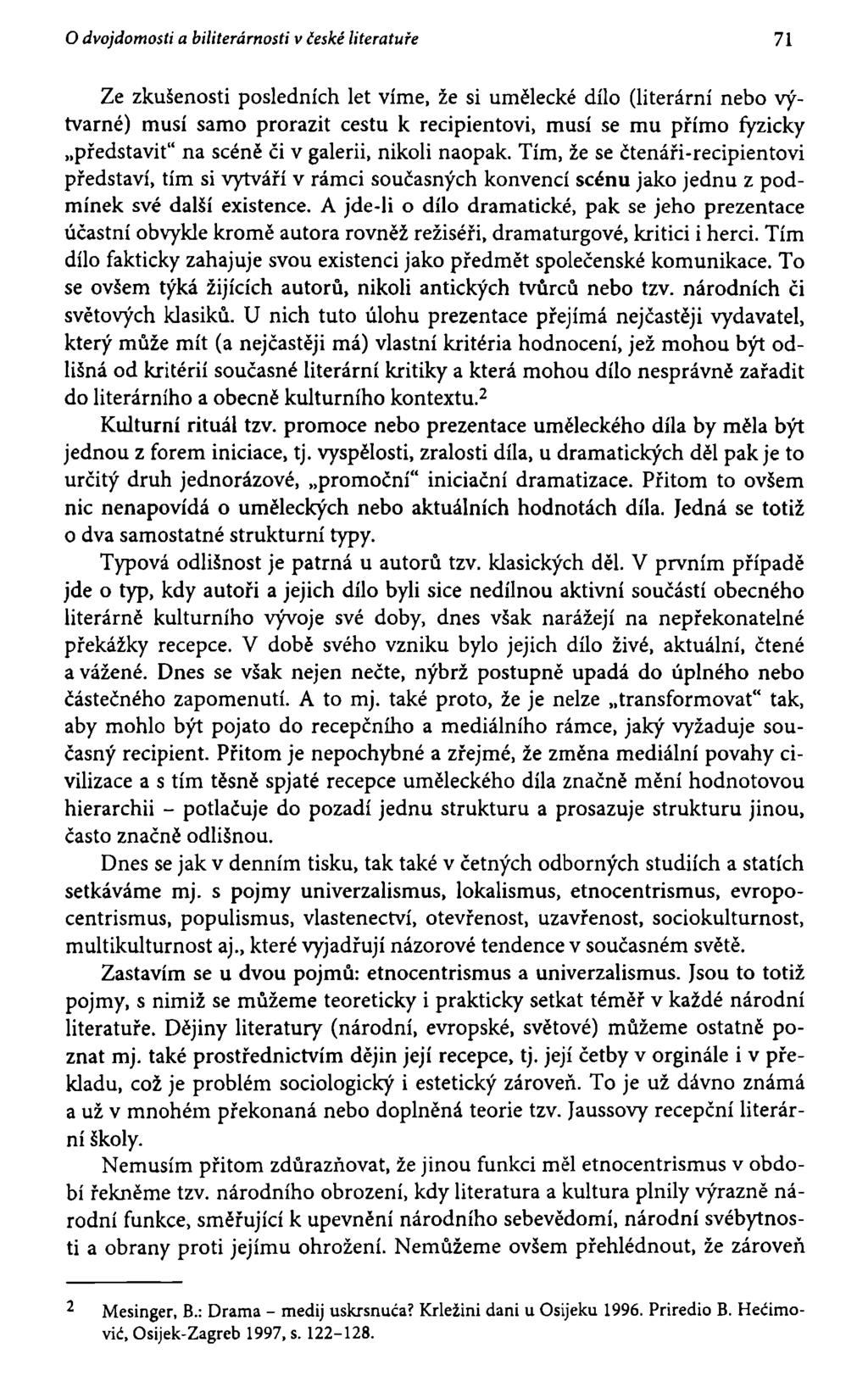O dvojdomosti a biliterárnosti v české literatuře 71 Ze zkušenosti posledních let víme, že si umělecké dílo (literární nebo výtvarné) musí samo prorazit cestu k recipientovi, musí se mu přímo fyzicky