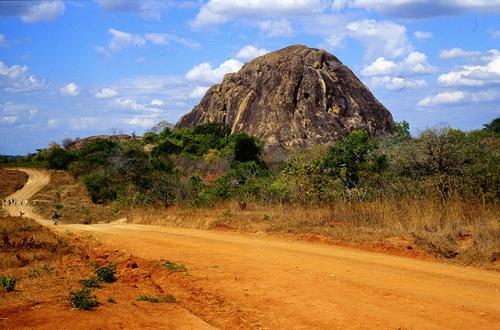 Afriky inselberg (= ostrovní hora) izolovaná vyvýšenina s příkrými