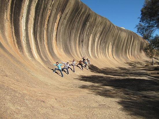 Flared slopes, úpatní výklenky a skalní převisy