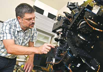 Radim Chmelík Radim Chmelík působí v současné době jako profesor na Ústavu fyzikálního inženýrství Fakulty strojního inženýrství a CEITEC VUT, přednáší ale i na Lékařské fakultě Masarykovy univerzity.