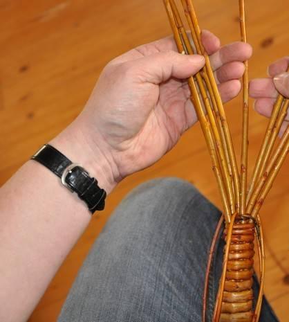 hodinkami - modlitba breviáře a společné modlitby v kostele. Ministranti jdou na Cedron sraz v 6:30 u lávky pod kostelem. Odpoledne začnou Velkopáteční obřady v 15:00 a 1.