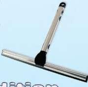 Brisalec za okna 35cm plastičen s prestavljivo aluminijasto letvijo in specialno gumo; dolžina: 35 cm EAN: 4043400204995 Carinska številka: 96039099 0408005 Brisalec za okna s krpo za ogledala,